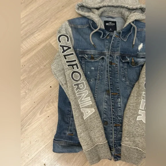 Like New Hollister Jean Jacket with Sweatshirt Logo Sleeves Unisex size M - Picture 4 of 9